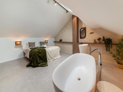 ein Bad mit einer weißen Badewanne und einem Bett in der Unterkunft Spacious holiday home in Vielsam with garden in Vielsalm