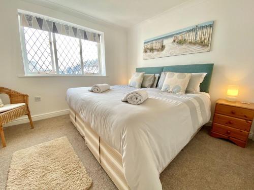 sypialnia z dużym białym łóżkiem i 2 oknami w obiekcie Heidaway - Padstow w mieście Padstow