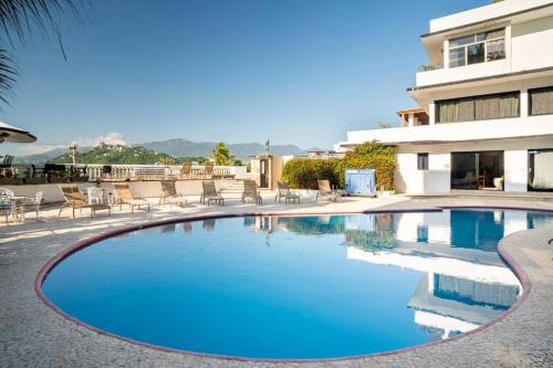 a large swimming pool in front of a building at Gran habitacion con terraza vista espectacular, piscina in Acapulco