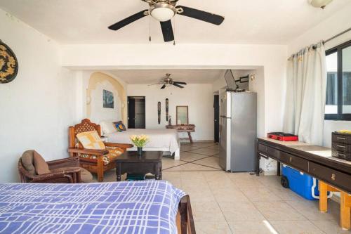 1 dormitorio con 1 cama y nevera en Gran habitacion con terraza vista espectacular, piscina en Acapulco