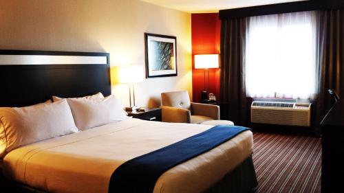 Ένα ή περισσότερα κρεβάτια σε δωμάτιο στο Holiday Inn Express Bakersfield by IHG