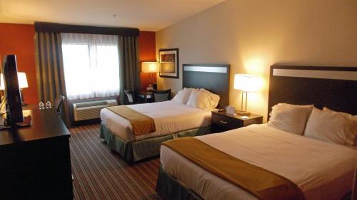 מיטה או מיטות בחדר ב-Holiday Inn Express Bakersfield, an IHG Hotel