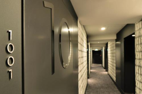 a hallway with a door with a mirror on it at Cinnamonhotel2 in Osaka