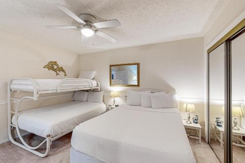 - une chambre avec 2 lits et un ventilateur de plafond dans l'établissement Gulf Highlands: 181 Gulf Highlands Blvd., à Panama City Beach