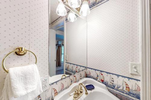 ein Bad mit einem Waschbecken und einem Spiegel in der Unterkunft Gulf Highlands: 181 Gulf Highlands Blvd. in Panama City Beach