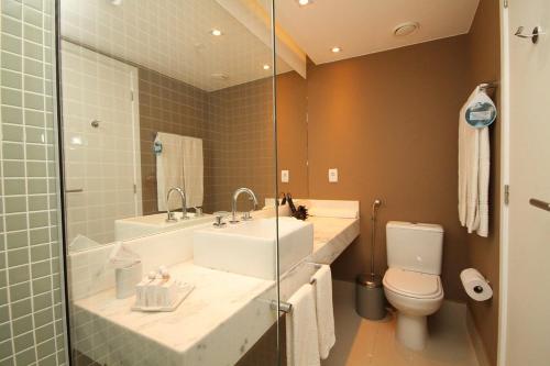 a bathroom with a sink and a toilet at Linda suíte de hotel, acomoda até 3 pessoas Milly in Rio de Janeiro