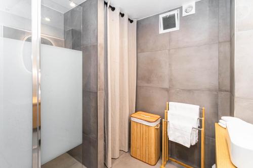 une salle de bain avec toilettes et lavabo dans l'établissement Opéra-Madeleine 2 bedrooms, à Paris