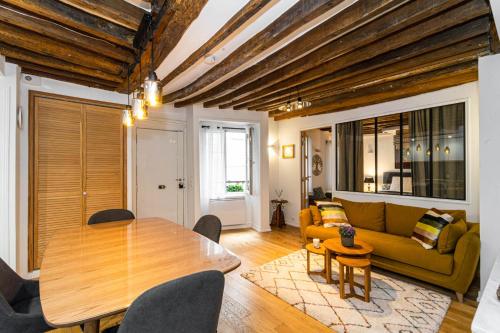 un salon avec une table et un canapé dans l'établissement Opéra-Madeleine 2 bedrooms, à Paris