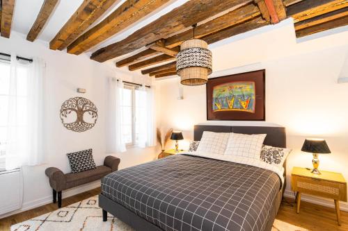 une chambre avec un lit et une chaise dedans dans l'établissement Opéra-Madeleine 2 bedrooms, à Paris