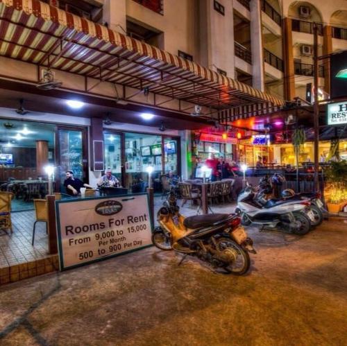 een rij motorfietsen geparkeerd voor een restaurant bij the links hotel in Pattaya