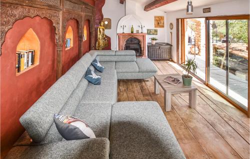 un salon avec des canapés et une cheminée dans l'établissement Gorgeous Home In Sault, à Sault