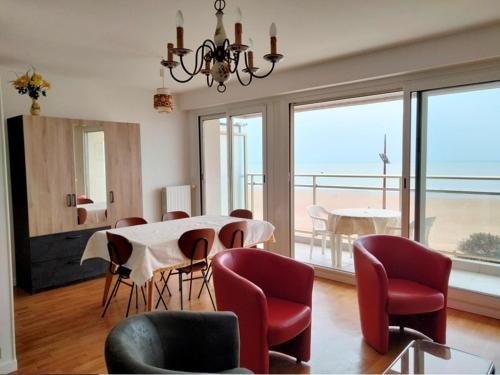 - une salle à manger avec une table et des chaises offrant une vue dans l'établissement Studio Face Mer au Cœur des Sables d'Olonne - Balcon Sud, Équipé, 2 pers. - FR-1-331-218, à Les Sables-dʼOlonne