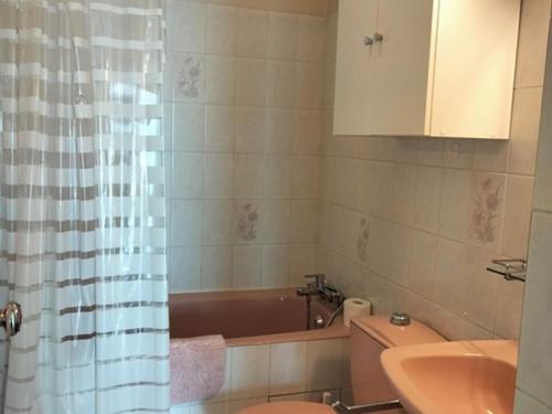 une salle de bain avec une baignoire, des toilettes et un lavabo dans l'établissement Studio Face Mer au Cœur des Sables d'Olonne - Balcon Sud, Équipé, 2 pers. - FR-1-331-218, à Les Sables-dʼOlonne