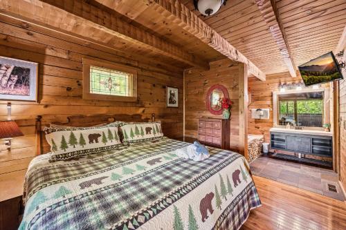 1 dormitorio con 1 cama en una cabaña de madera en Cozy cabin with a mountain view en Pigeon Forge