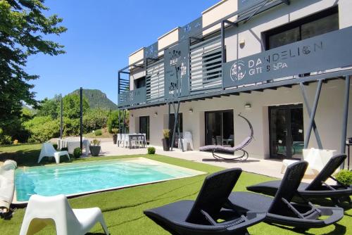 Bazén v ubytování DANDELION GITE SPA Gorges du Tarn piscine jacuzzi rivière vue exceptionnelle villa nature design nebo v jeho okolí
