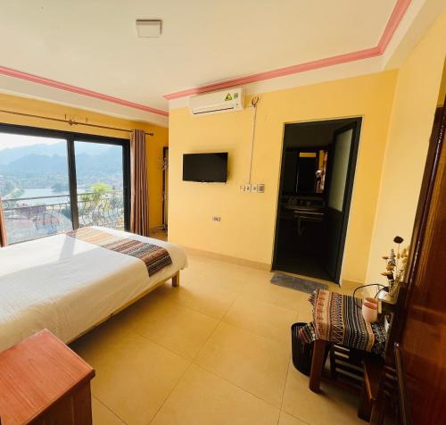 a hotel room with a bed and a balcony at HAPPY FAMILY HOTEL in Sa Pa