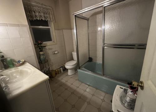 La salle de bains est pourvue d'une baignoire, de toilettes et d'un lavabo. dans l'établissement JC Denman, à Corona