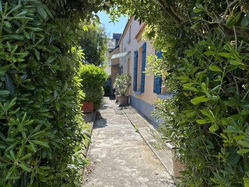 Photo de la galerie de l'établissement Maison typique avec jardin, proche plage, calme, 6 pers. - FR-1-224B-186, à LʼÉpine