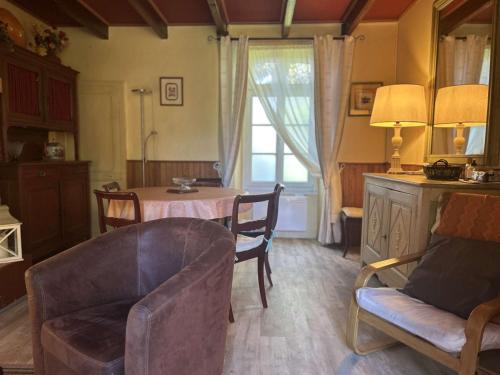 Photo de la galerie de l'établissement Maison typique avec jardin, proche plage, calme, 6 pers. - FR-1-224B-186, à LʼÉpine