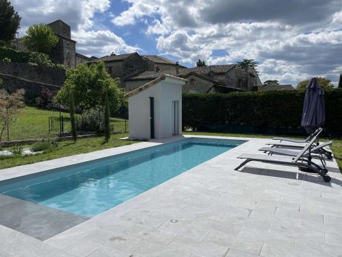 Photo de la galerie de l'établissement Villa moderne avec piscine privée et grand terrain en centre-ville - FR-1-382-208, à Vallon-Pont-dʼArc