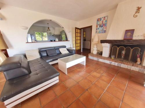 Photo de la galerie de l'établissement Villa 4 Pièces avec Piscine Chauffée et Vue Mer - FR-1-226B-147, à Cavalaire-sur-Mer