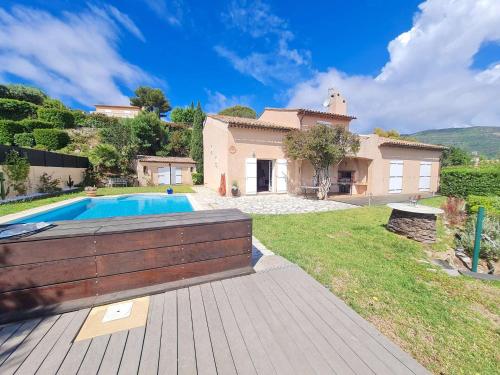 Villa 4 Pièces avec Piscine Chauffée et Vue Mer - FR-1-226B-147