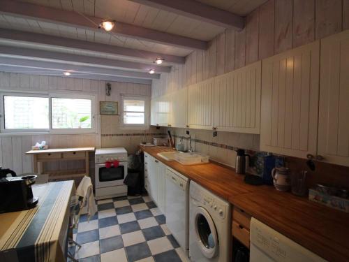 Il comprend une cuisine équipée d'un lave-linge et d'un sèche-linge. dans l'établissement Maison de charme à Saint-Georges-d'Oléron, 8 couchages, proche commerces, cour et terrasse ensoleillée - FR-1-246A-237, à Saint-Georges-dʼOléron