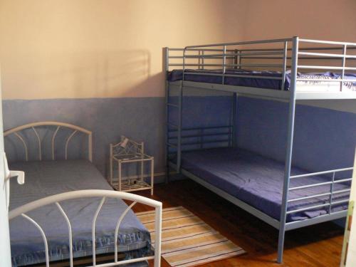 Ce dortoir comprend 2 lits superposés. dans l'établissement Maison de charme à Saint-Georges-d'Oléron, 8 couchages, proche commerces, cour et terrasse ensoleillée - FR-1-246A-237, à Saint-Georges-dʼOléron