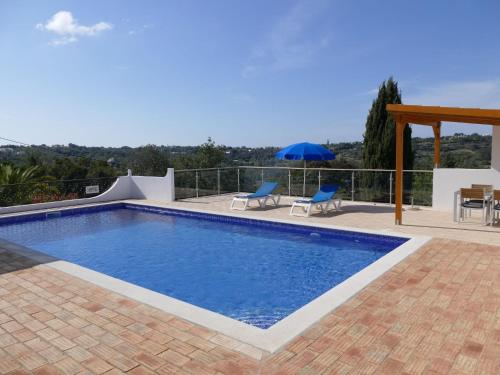 A piscina localizada em Secluded villa with a private swimming pool ou nos arredores