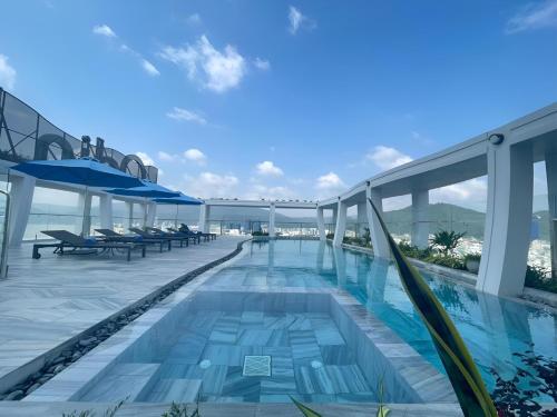 歸仁的住宿－Odin Hotel Quy Nhon，建筑物屋顶上的游泳池