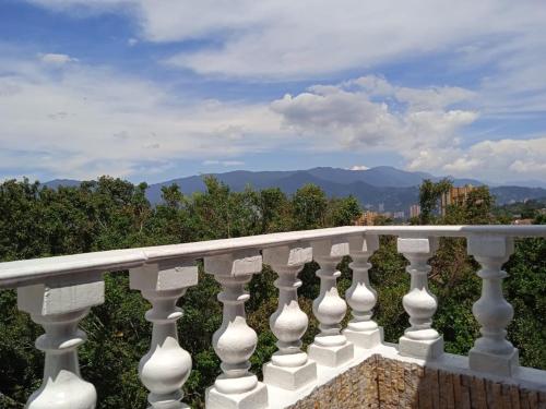 einen weißen Balkon mit Bergblick in der Unterkunft Cozy 2-BR Apt with mountain view in Medellín