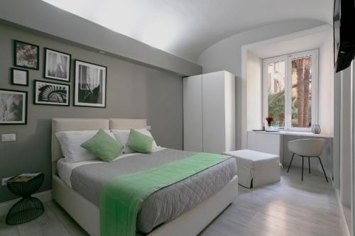 ローマにあるScipioni Best Roomsのベッドルーム1室(緑の毛布付きのベッド1台付)