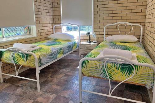 Una cama o camas en una habitación de Allies Place