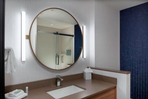 y baño con lavabo y espejo. en Fairfield by Marriott Inn & Suites Buckeye Verrado, en Buckeye