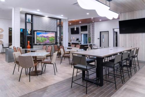 a restaurant with tables and chairs and a bar at Fairfield by Marriott Inn & Suites Buckeye Verrado in Buckeye