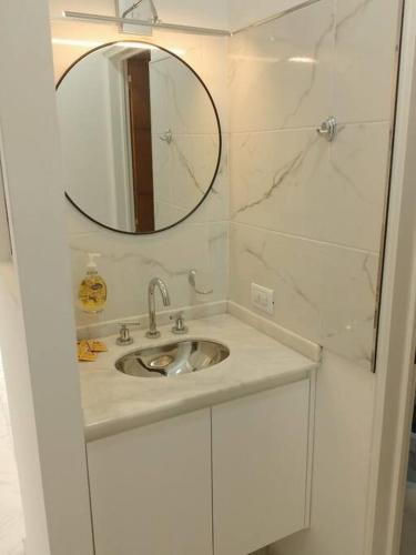 y baño con lavabo y espejo. en Hermoso departamento super tranquilo y espaciado en Córdoba