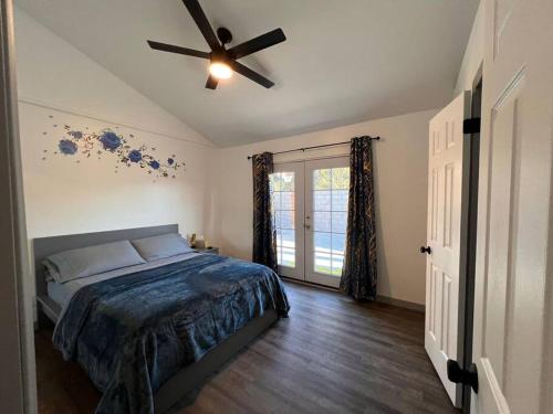 Ένα ή περισσότερα κρεβάτια σε δωμάτιο στο Private 1-bedroom Guesthouse in Woodland Hills