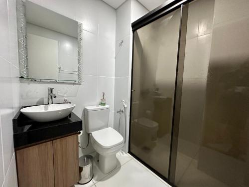 a bathroom with a toilet and a sink and a shower at 2 Dormitorios Edificio Zetta Village Airport in Colonia Mariano Roque Alonso