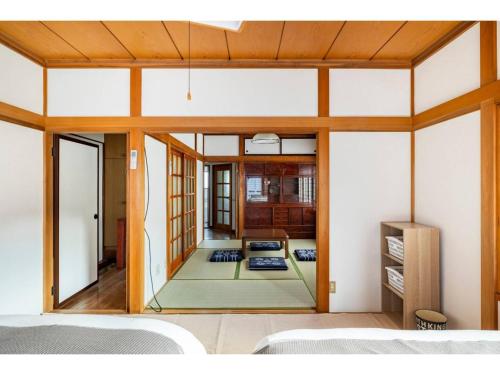 Habitación con vistas a un dormitorio. en Nikko Main Street House - Vacation STAY 04324v en Nikko