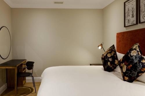Ένα ή περισσότερα κρεβάτια σε δωμάτιο στο Protea Hotel by Marriott Franschhoek