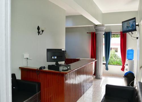 a living room with a counter with a television and a tvictericter at Hotel Freedom Nagua in Nagua