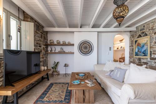 sala de estar con sofá blanco y TV en Casa Solmar, Stelida Naxos, by NaxosVibe en Stelida