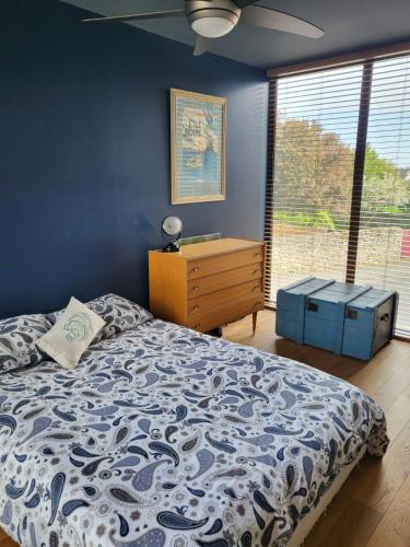 une chambre avec un lit, une commode et une fenêtre dans l'établissement Maison atypique terrasse 3 chambres, à Batz-sur-Mer
