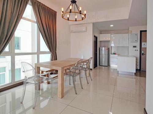 a kitchen and dining room with a wooden table and chairs at Paragon Residences Straits View Homestay by WELCOME HOME in Johor Bahru