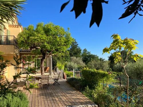 einen Backsteinsteg, der zu einem Haus führt in der Unterkunft Villa Belle Vue in Saint-Paul-de-Vence