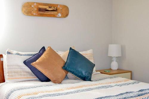 Una cama o camas en una habitación de Sand Dweller Holiday Villa Point Lookout