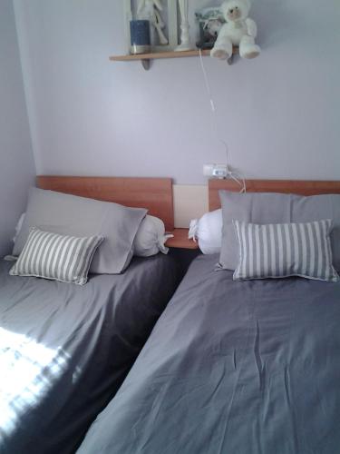 deux lits côte à côte dans une pièce dans l'établissement LOCATION BUNGALOW, à Les Sables Vignier