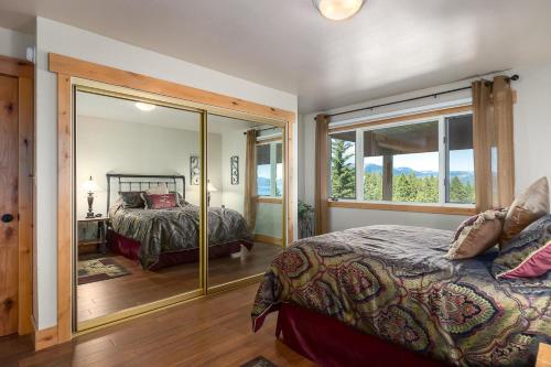 Un pat sau paturi într-o cameră la Luxury Lakeview Retreat - Hot Tub, SUP, Sauna & More!