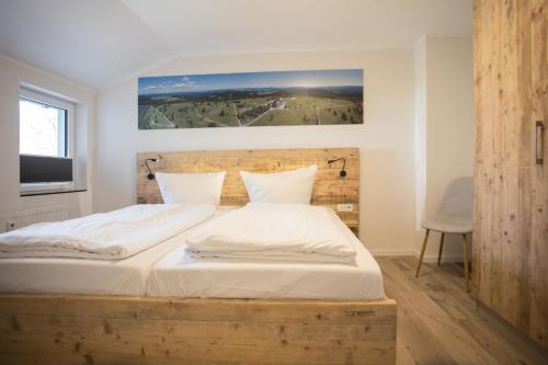 温特贝格Welcome in - Appartement Wintertraum, dichtbij de piste, balkon, mooie omgeving的一间卧室配有一张木箱床