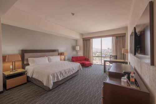 Postel nebo postele na pokoji v ubytování Holiday Inn Guadalajara Select by IHG